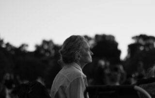 Mujer mayor mirando el horizonte