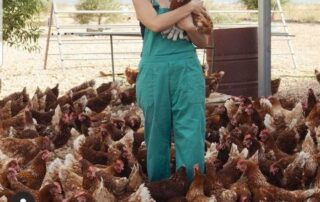 Mujer con gallinas