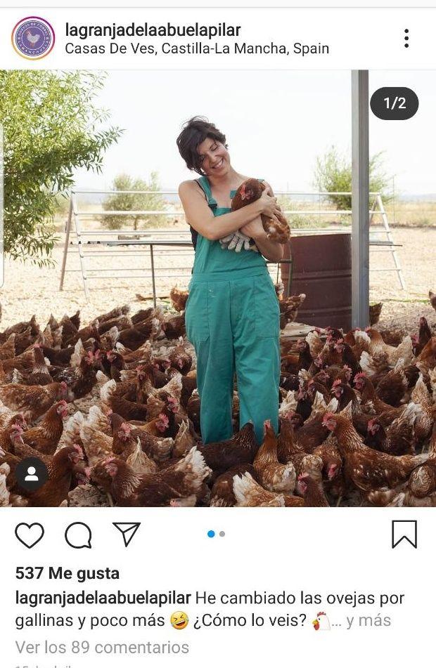 Mujer con gallinas