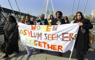 Manifestación de mujeres refugiadas reivindicando sus derechos