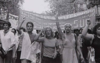 Imagen: Manifestación en la 1ª movilización del Orgullo, el 26 de junio de 1977, en La Rambla (Barcelona) (Fotógrafa: Colita)